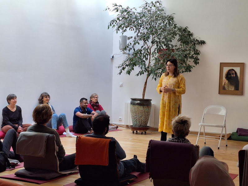 Séance de yoga doux et respiration en entreprise avec WellConseil